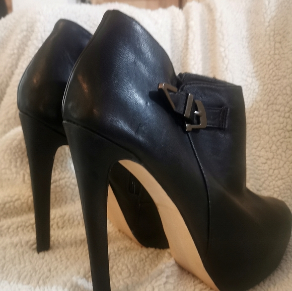 Black Aldo stiletto bootie - Picture 2 of 4